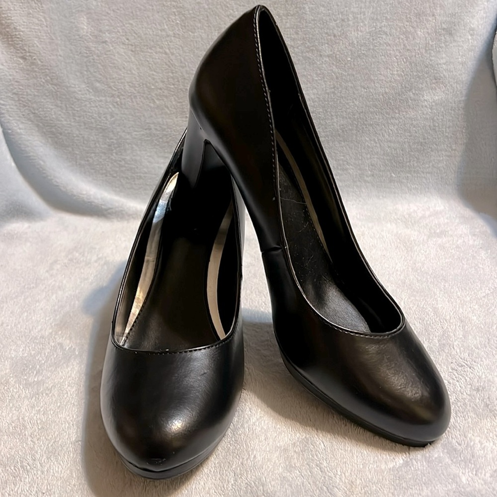 Chaps Ladies Platform Pumps 7.5B Black NWOT